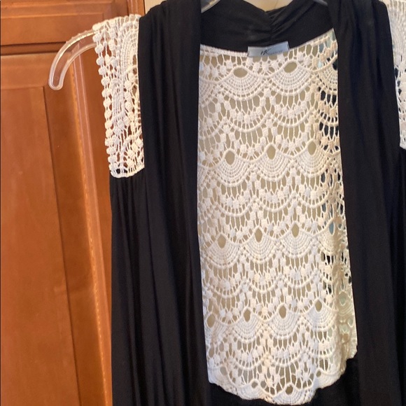 Beautiful cream crochet lace & sleeveless - Picture 2 of 5